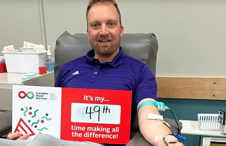 滑铁卢男子献血“拼尽全力”，五年捐血50次